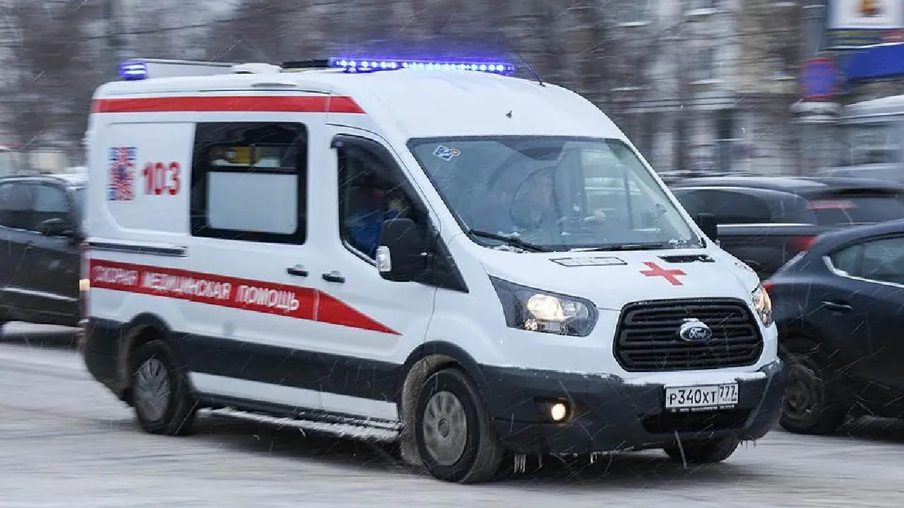 Водителя насмерть раздавило автобусом в Кузбассе