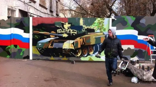 Призывники разукрасили ворота военкомата в Люберецком районе
