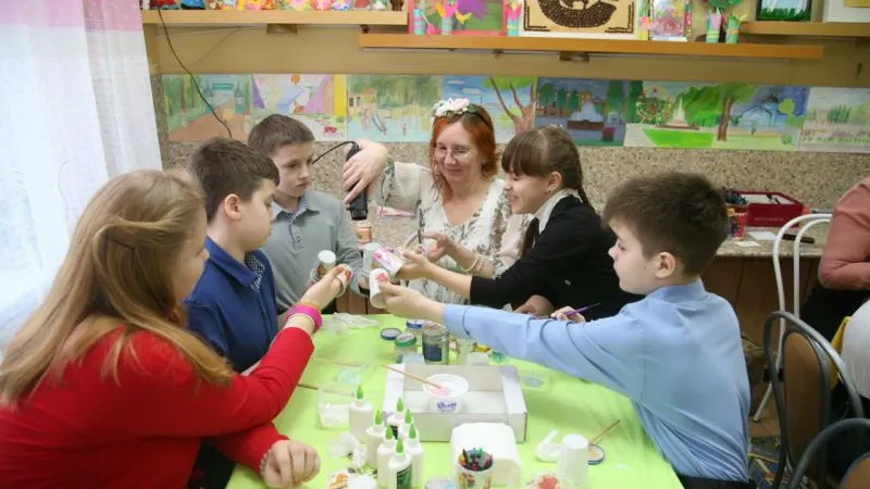 Мастер-класс по рукоделию провели пенсионеры для воспитанников Химкинского СРЦ