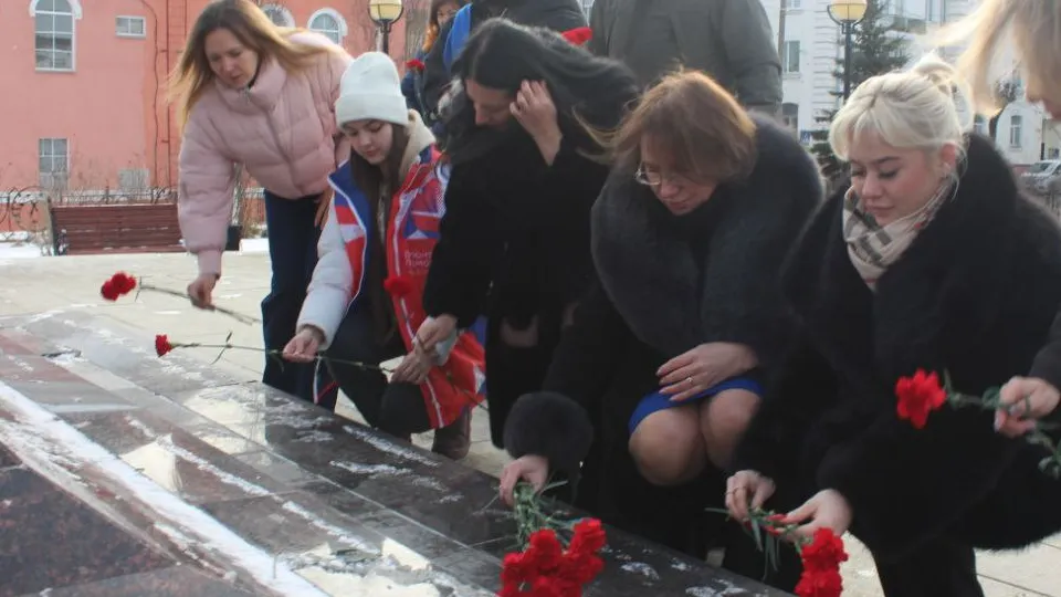 Фрязинцы возлагают цветы к памятнику. Фото: пресс-служба администрации г.о. Фрязино
