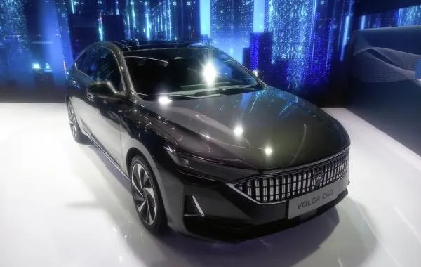 Новый автомобиль Volga К30 в павильоне марки Volga на выставке IX конференции «Цифровая индустрия промышленной России» в Нижнем Новгороде