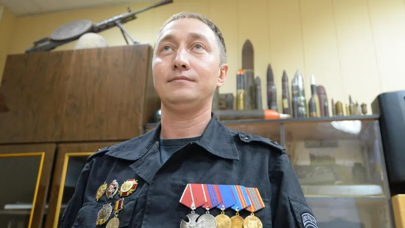 Сапер-омоновец из Подмосковья шутя обезвреживает мины