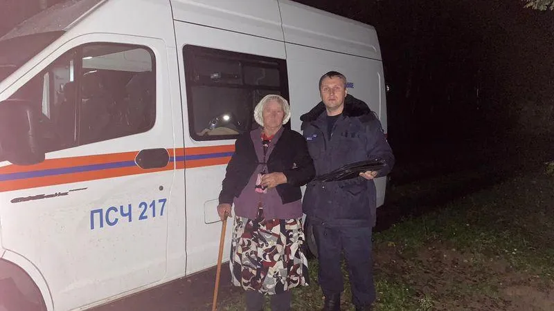 Работники «Мособлпожспас» спасли 80-летнюю пенсионерку, заблудившуюся в лесу