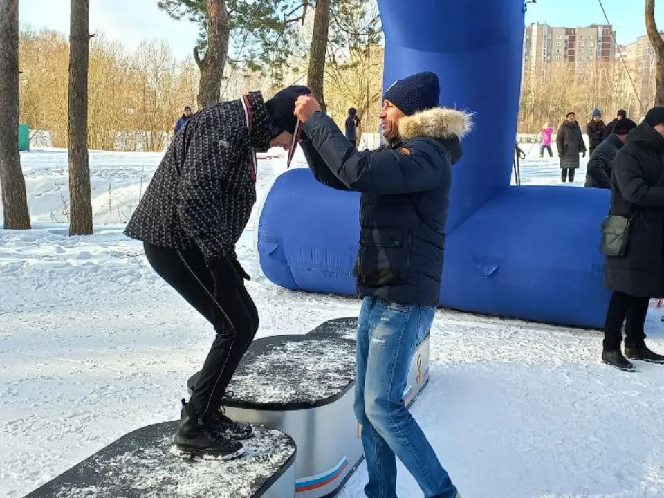 Александр Легков награждает призеров цеховой эстафеты. Фото: REGIONS/Олег Книжник