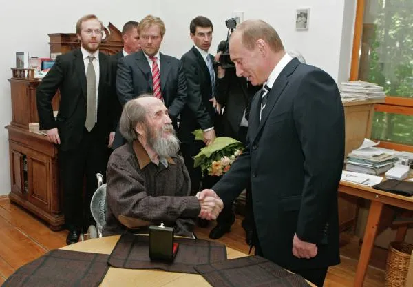 Писатель Александр Солженицын, президент России Владимир Путин, сыновья писателя Степан и Ермолай во время встречи в доме Солженицыных в Троице-Лыково