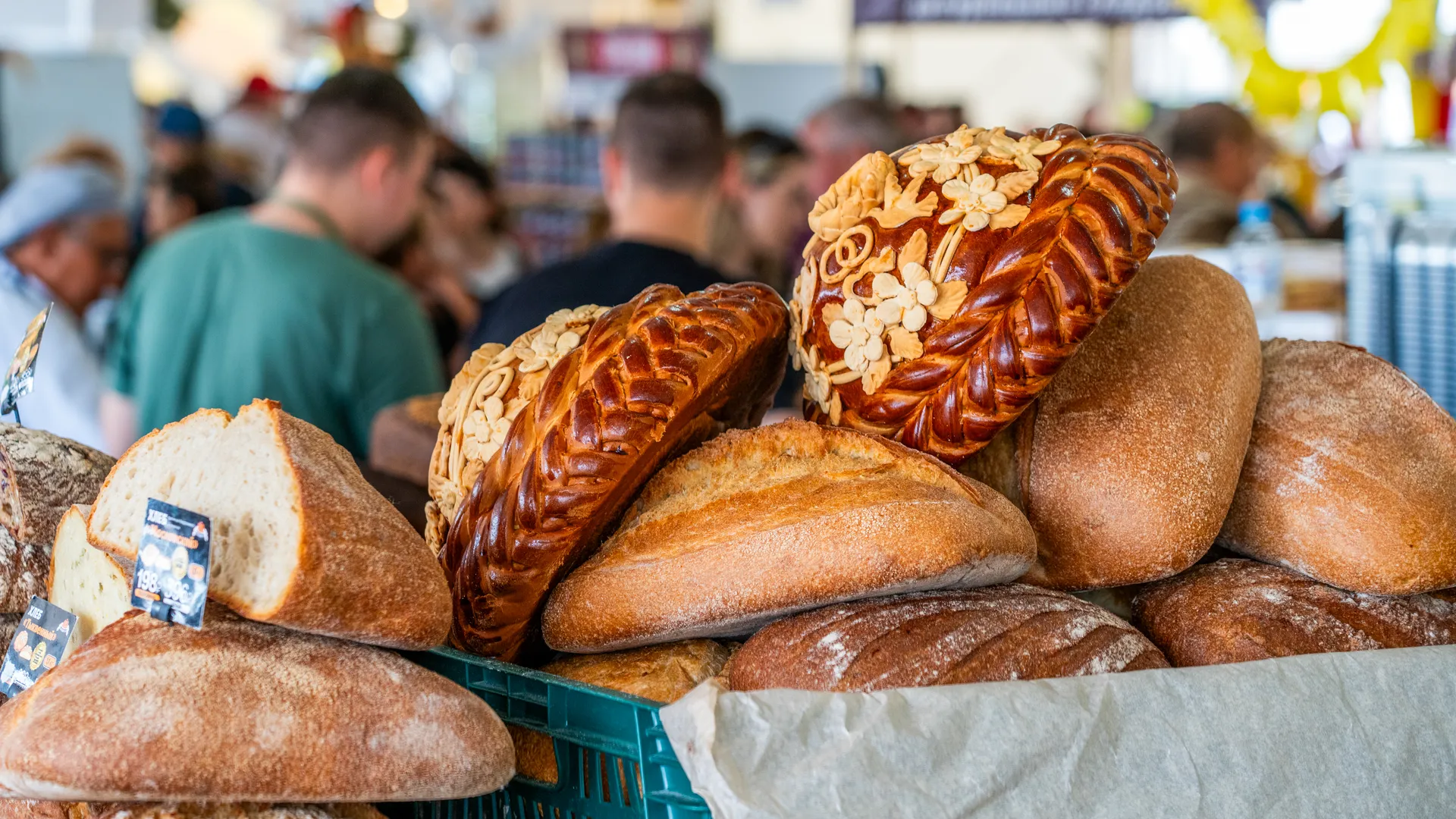 Торговля караваями и хлебом на Сырном фестивале в Истре
