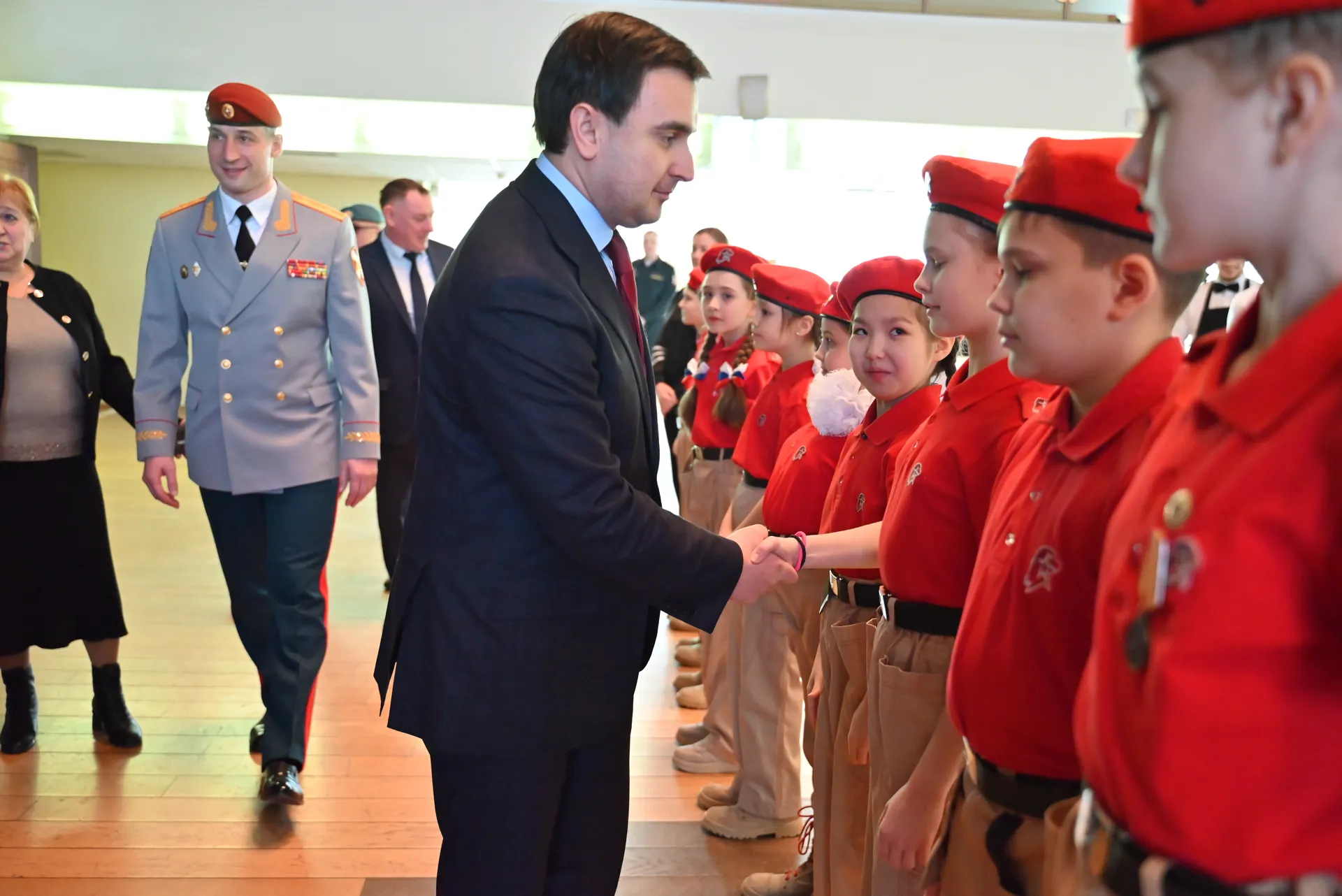Филипп Науменко поздравляет кадетов.&nbsp;Фото: пресс-служба администрации Реутова