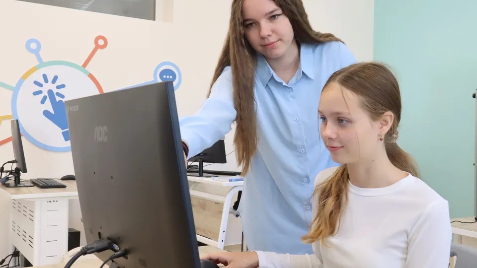 Молодой преподаватель информатики Маргарита Черникова (слева) на уроке. Фото: ГСГУ