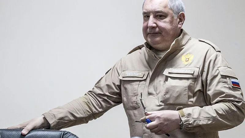 «Знаменитостям пора запретить прогулки в зоне СВО»: эксперт о ранении Рогозина в Донецке