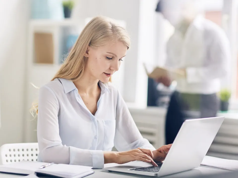 Устойчивый тренд: москвичи стали в 2,9 раза чаще интересоваться вакансиями, где требуется работа с ИИ