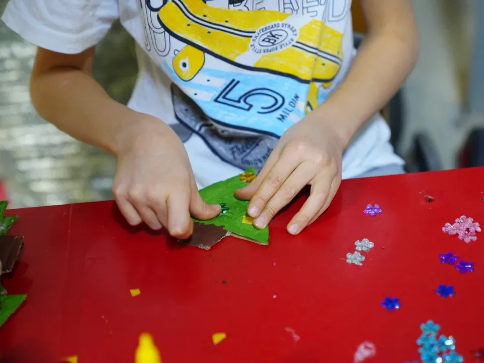 В каждое тактическое изделие вкладываются поделки, рисунки от детей. Фото: REGIONS/Сергей Хакимов