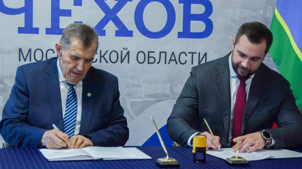 Момент подписания договора. Фото: пресс-служба администрации м. о. Чехов