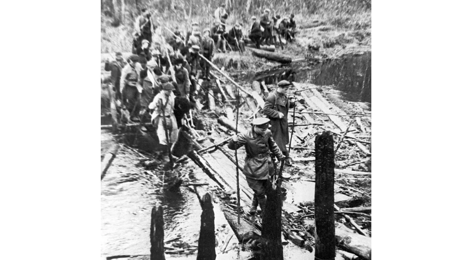 Белорусские партизаны перебираются через болото, 1943 год. Евгений Коктыш