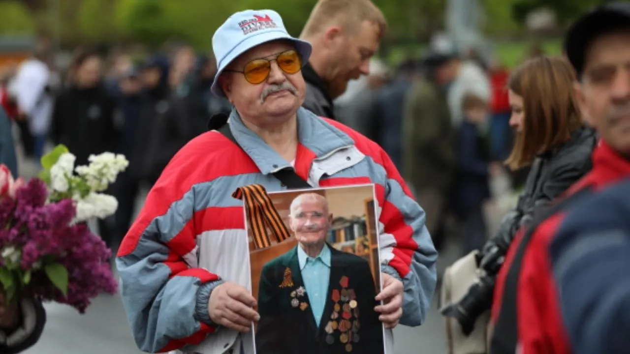 Молдавские полицейские начали штрафовать людей за демонстрацию георгиевских ленточек