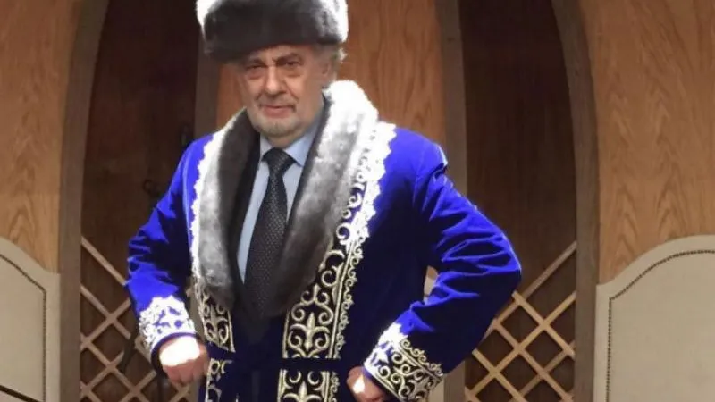 Пласидо Доминго вслед за Николасом Кейджем нарядился в казахский костюм 