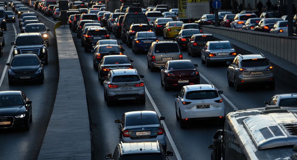 Пробки на дорогах Подмосковья оценили в 5 баллов вечером 1 июля