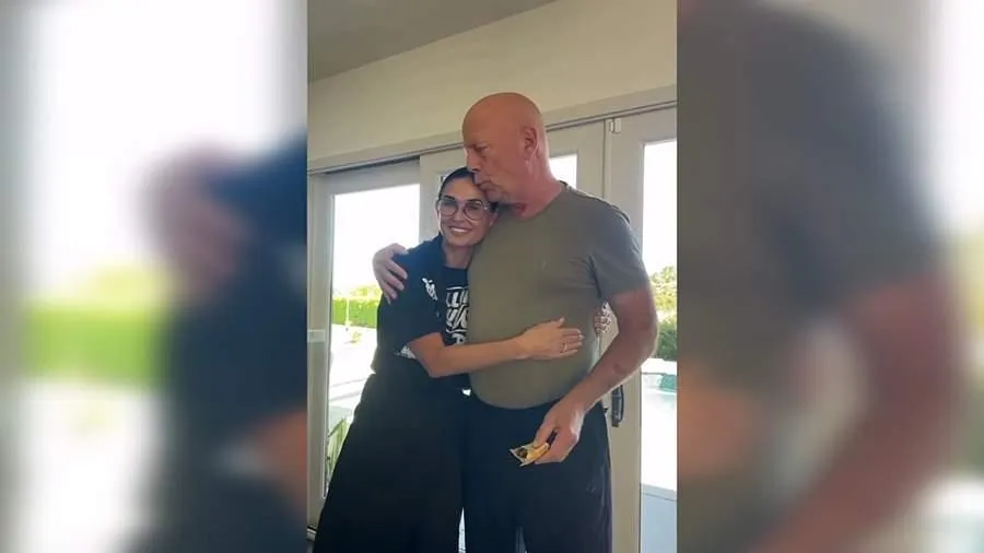 Деменция прогрессирует: Брюс Уиллис не смог узнать свою бывшую жену Деми Мур