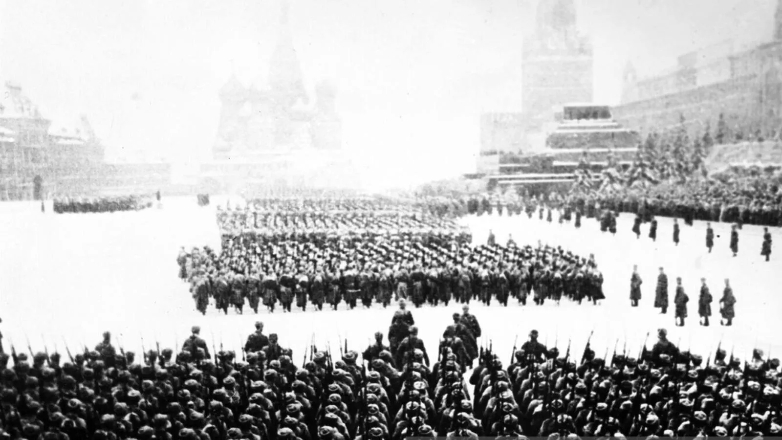 Военный парад на Красной площади в Москве 7 ноября 1941 года. Аркадий Шайхет