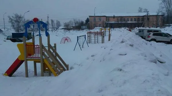 В Кемерове детскую площадку завалили снегом