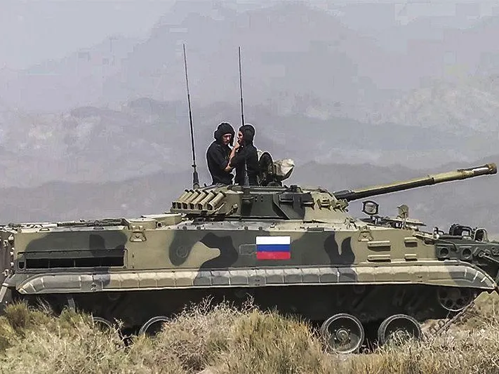 «Противника отогнали огнем»: боец СВО застрял в сломанной бронемашине, но товарищи спасли его
