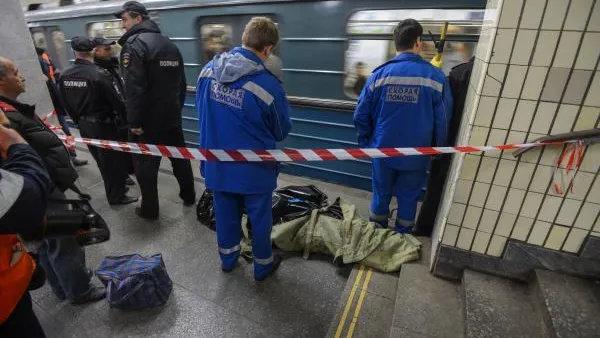 Младший сержант полиции спас женщину, упавшую на рельсы в метро