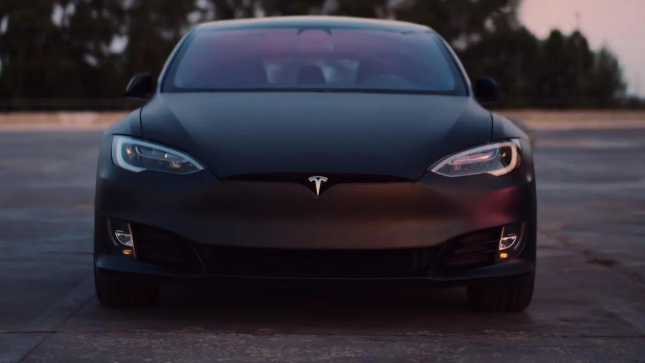 Жительница Подмосковья потребовала от Маска восстановить функции Tesla в РФ
