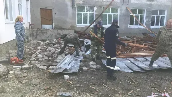 Ураганный ветер унес в небо крышу школы в Приамурье
