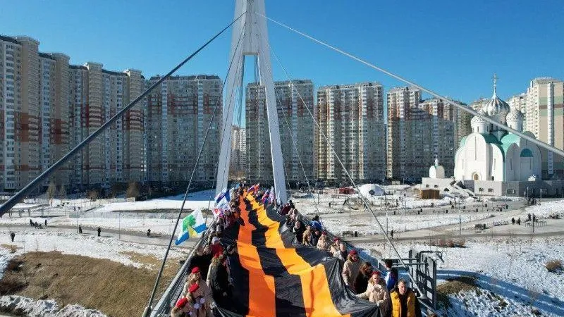 На мосту в Красногорске растянули 423-метровую Георгиевскую ленту