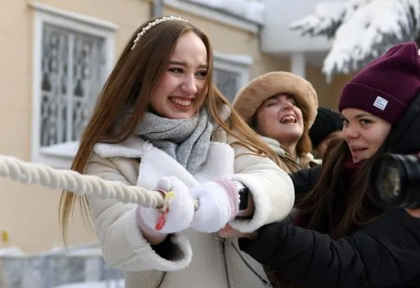 Студентки университета управления «ТИСБИ» участвуют в соревнованиях по перетягиванию каната в Татьянин день