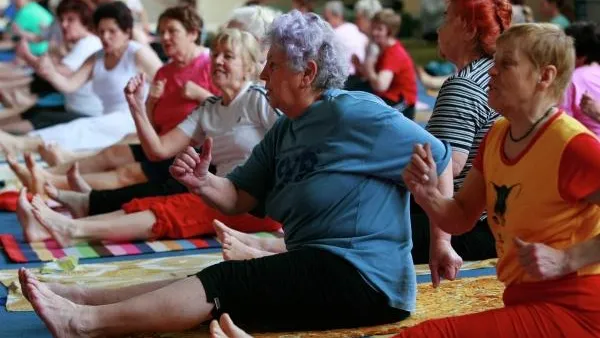 Йога, рукоделие, ходьба. Шестнадцать тысяч пенсионеров посетили бесплатные занятия в Подмосковье с июня
