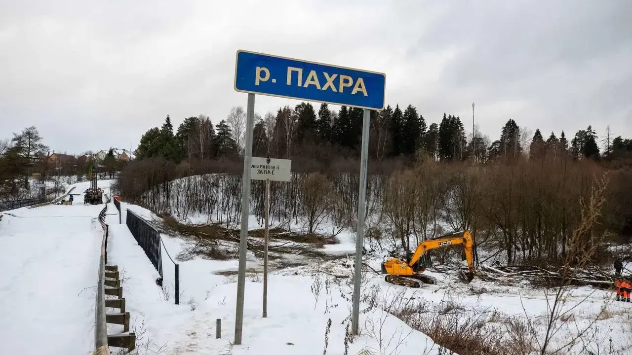 Специалисты ликвидировали кустарники и деревья для обновления моста возле деревни Кутьино