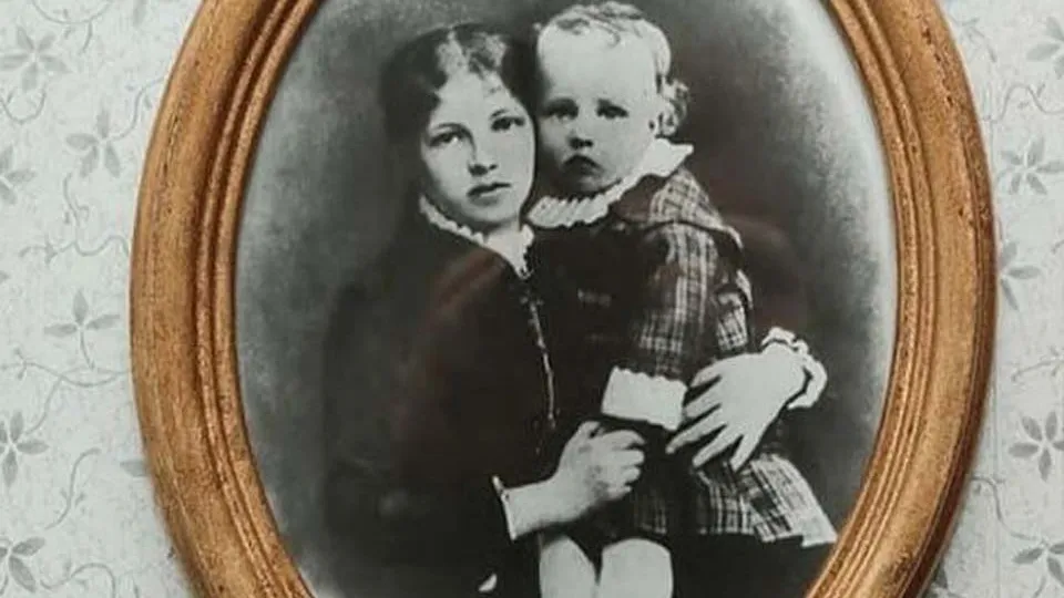 Справа Александр Блок в детстве. Фото: Музей-заповедник Д.И. Менделеева и А.А. Блока