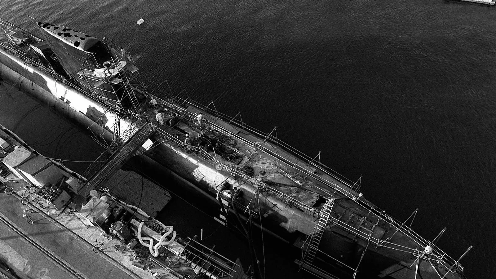 Атомная подводная лодка SSN-571 Nautilus, пришвартованная на военно-морской верфи, Калифорния. IMAGO