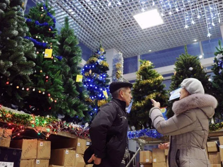 Можно ли купить елку и сдать ее после Нового года в течение двух недель — разбор юриста