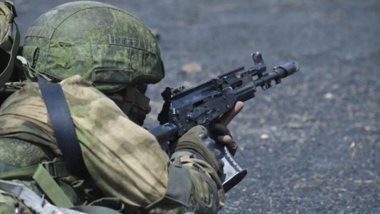 Раненый российский боец не покинул поле боя и помог отбить атаку врага