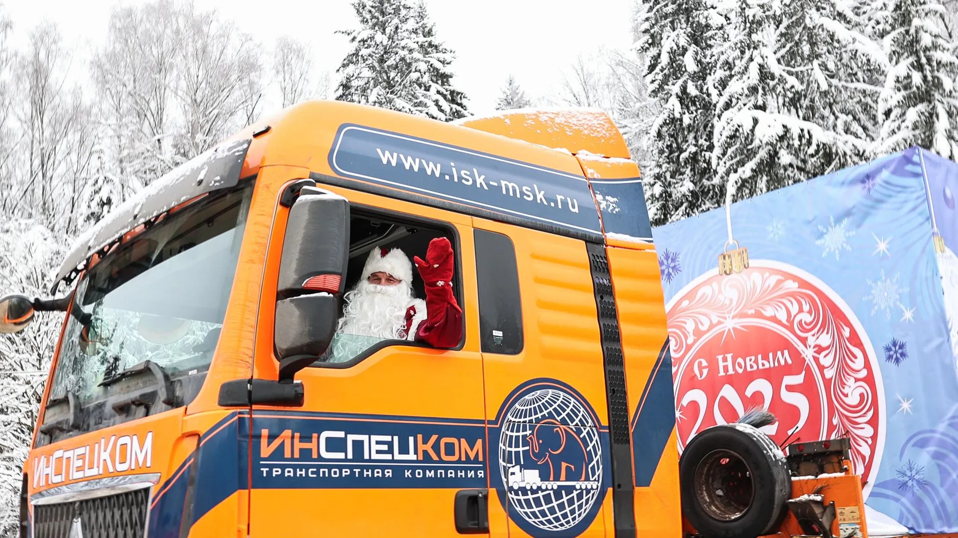 Главную новогоднюю елку России отправили из Подмосковья в Кремль