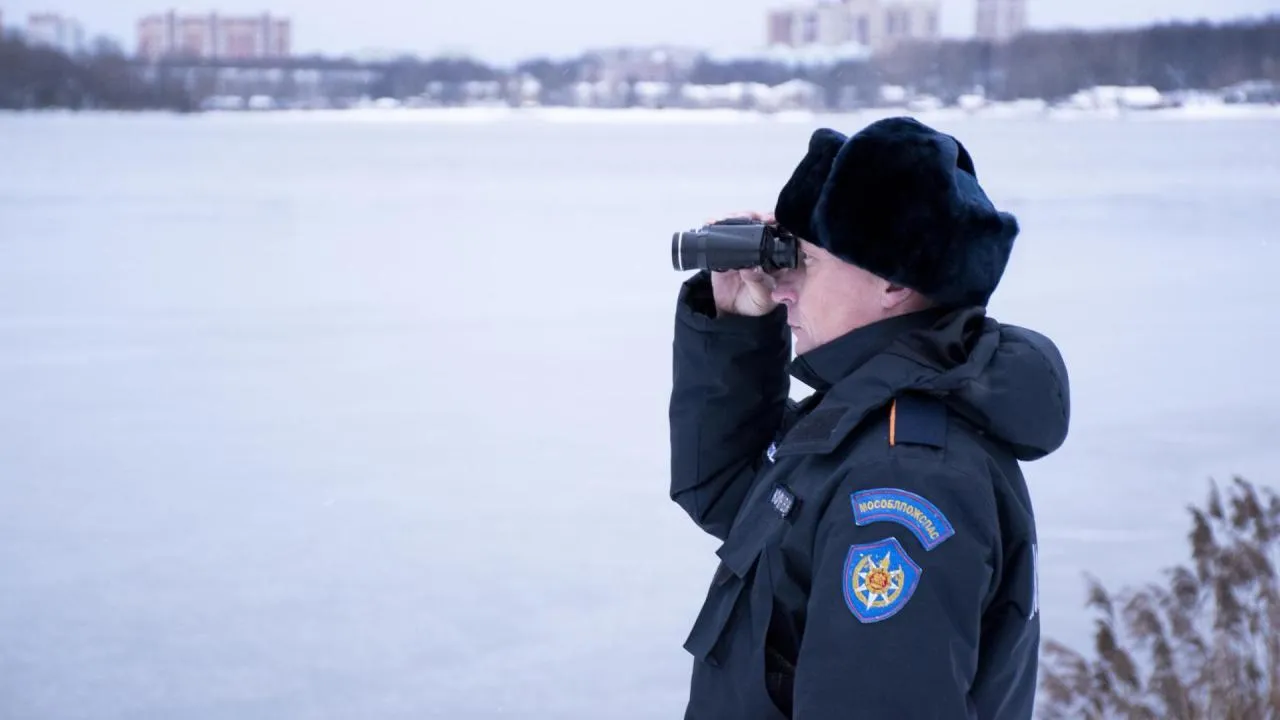 Рыбаков в Подмосковье предупредили об опасности выхода на лед во время снегопада