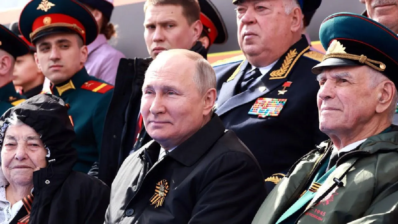 Путин поздравил ветеранов с 80-летием Победы, назвав их подвиг символом национального триумфа