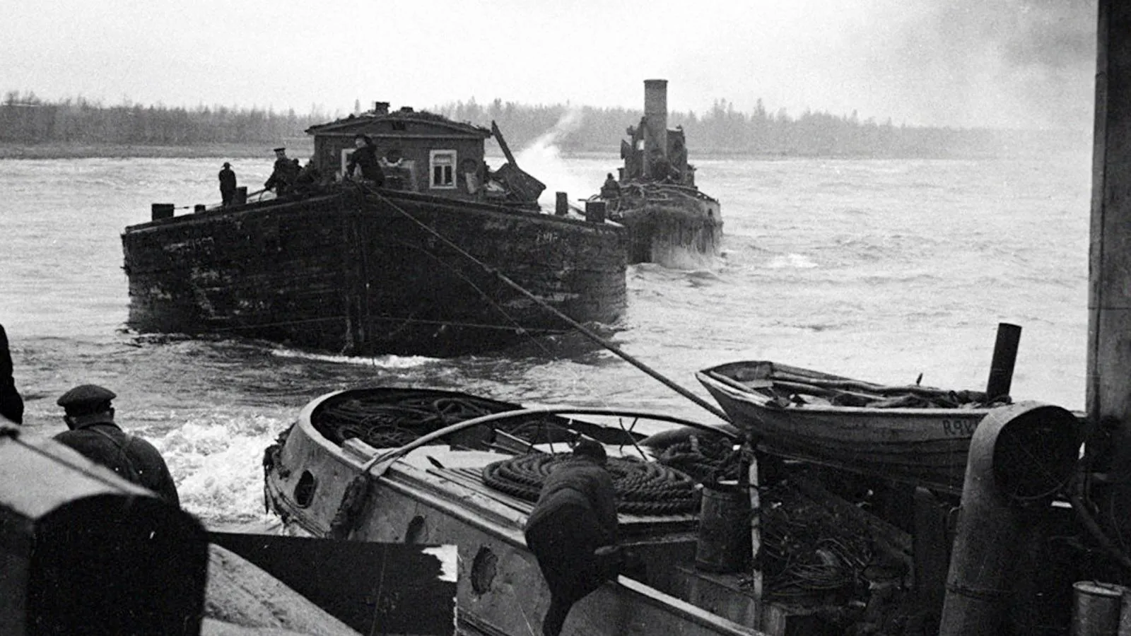 Буксир ведет по Ладоге баржу, сентябрь 1942 года