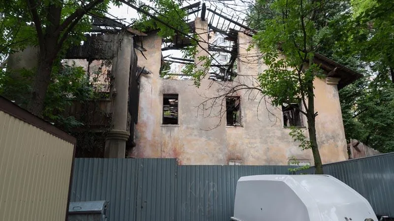 Заброшенный дом пугает жителей Королева