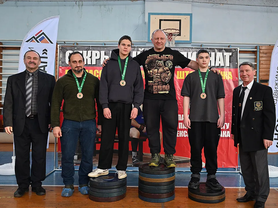 Слева направо: Вячеслав Каменский (президент Федерации силовых видов спорта), Александр Дрокин (МСМК по пауэрлифтингу, близкий друг Александра Шпака, будет тренировать ребят), Михаил Шпак (старший сын), Виталий Кузнецов, Лев Шпак (средний сын), Олег Пичугин (вице-президент Федерации пауэрлифтинга Москвы, тренер Александра Шпака)&nbsp;Фото: Александр Чепурняк