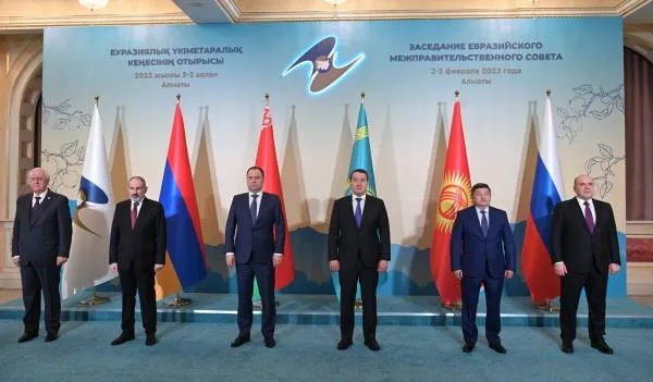 Михаил Мишустин на совместном фотографировании глав делегаций Евразийского межправительственного совета, февраль 2023 года