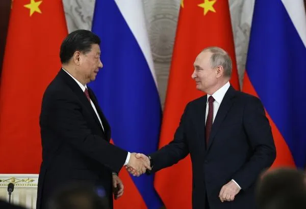 Президент Владимир Путин и председатель КНР Си Цзиньпин на церемонии подписания совместных документов об углублении отношений и направлениях сотрудничества до 2030 года.