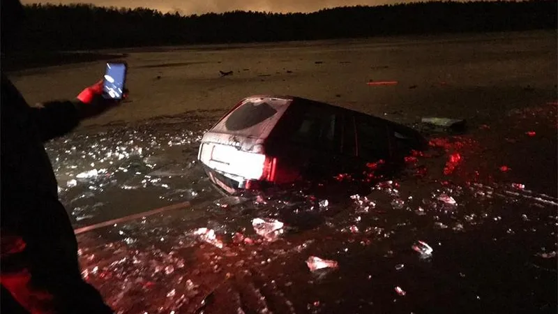 Внедорожник провалился под лед в Лыткарино