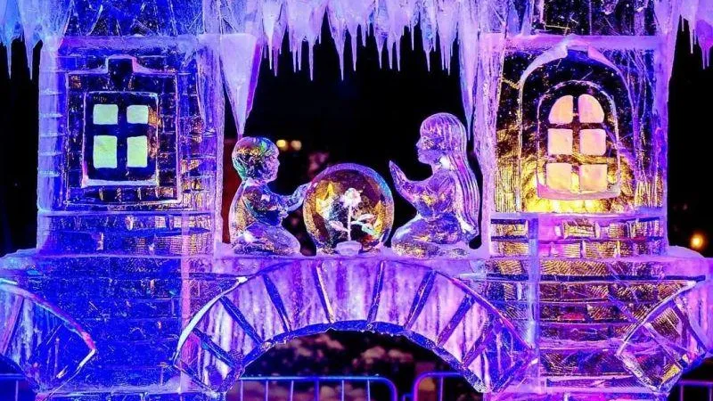 Кот в сапогах и Снежная королева. Сказочные ледяные скульптуры появились в Подольске