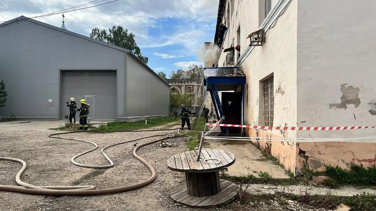 Почти 12 часов тушили пожар в нежилом здании в Наро-Фоминске