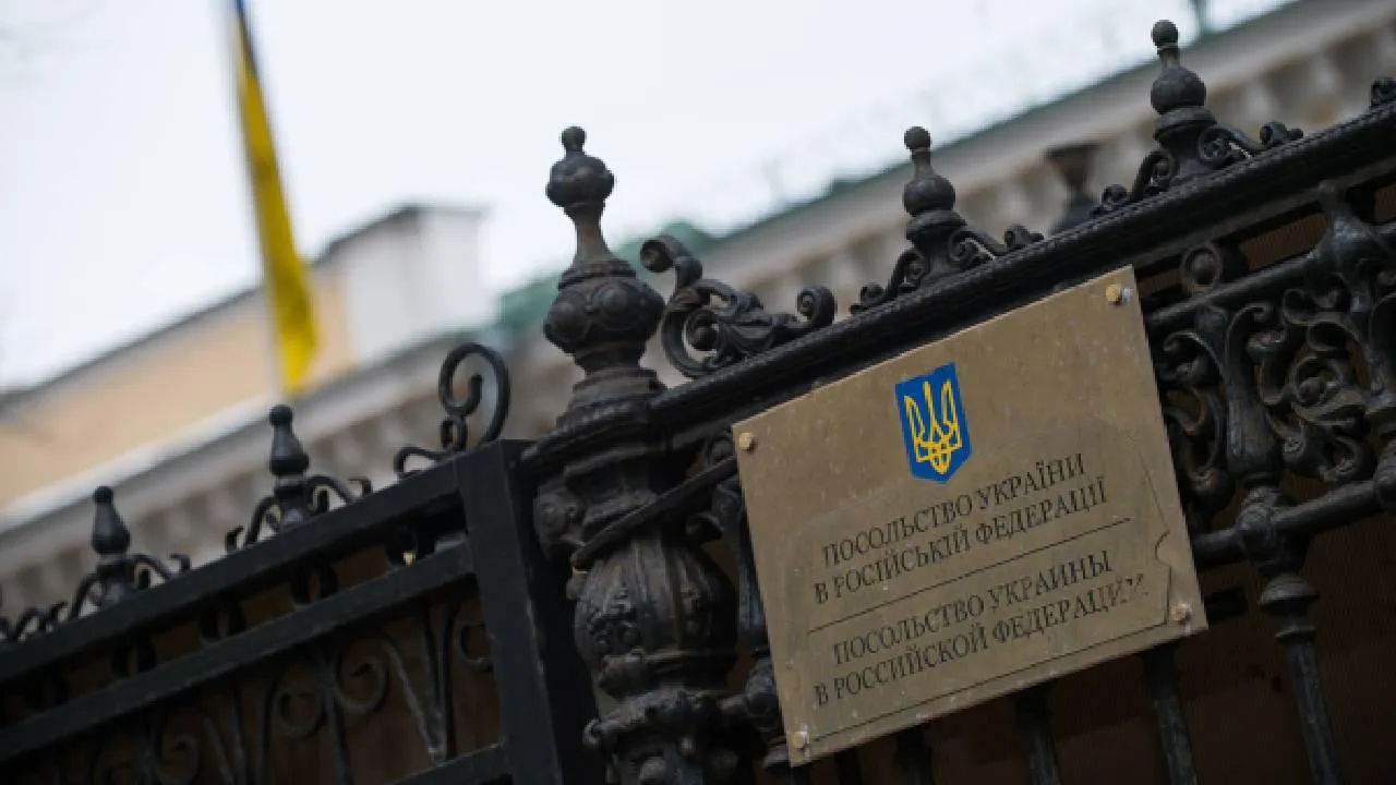 РИА Новости: РФ в знак протеста расторгла договор аренды с посольством Украины