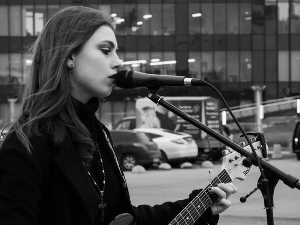 «За каждым закреплен свой участок»: певица рассказала, где в Москве чаще зарабатывают уличные артисты