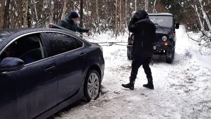 Лесничие вытащили машину из кювета в Можайске