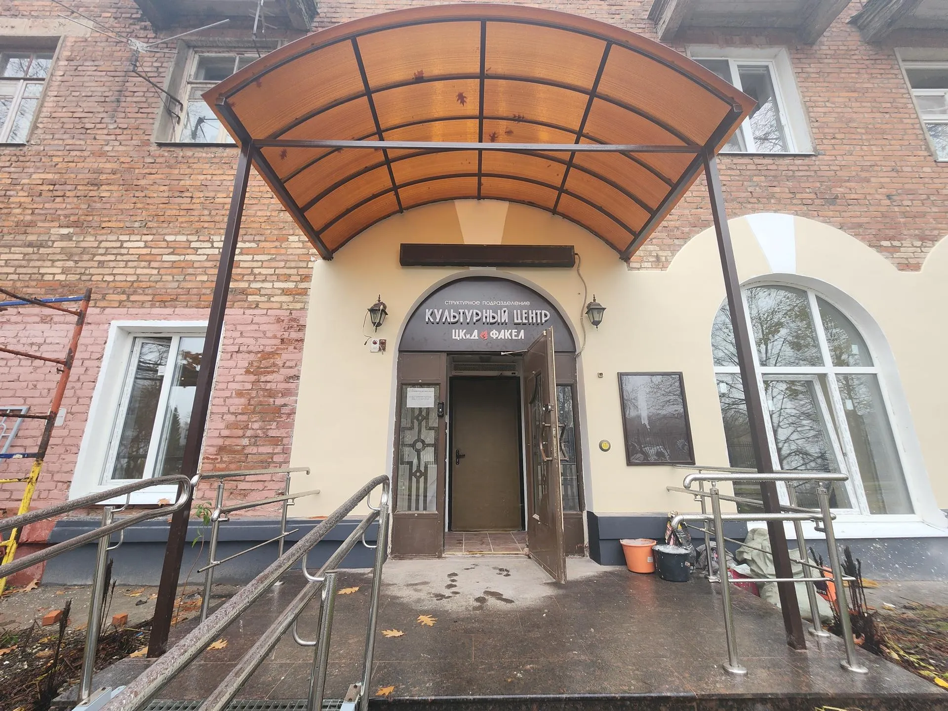 Входная группа культурно-развлекательного учреждения во Фрязине. Фото: Наталья Дорошева